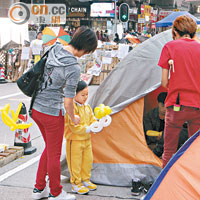 旺角<br>有佔領者以扭氣球吸引兒童到場。