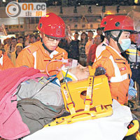 被巴士撞倒男子重創送院。（高偉明攝）