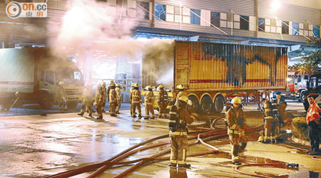 起火貨櫃被拖出時，仍有濃煙湧出。
