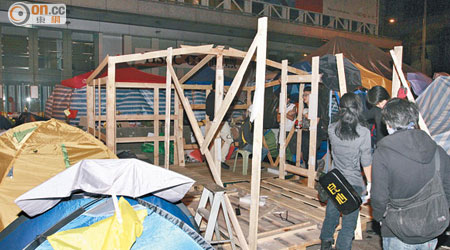 旺角<br>有佔領者在惠豐中心對開搭建小屋。