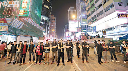 消息指有四大黑幫染指香港佔領行動，圖為大批反黑組警員早前在佔旺區戒備。（資料圖片）