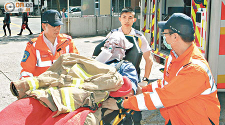 多名消防員在爆炸中面部嚴重受傷。（李立揚攝）