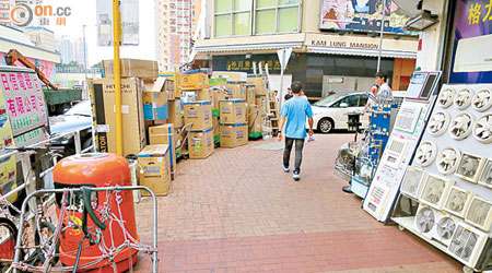 鳳群街行人路時被店舖放置大量貨物，食環署被指執法不力。