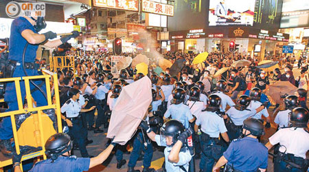 山東街<br>警員施放催淚水劑，沿山東街上海街推進。