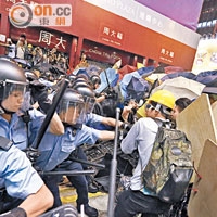 彌敦道<br>警員與示威者分持警棍及盾牌，在山東街彌敦道對壘。