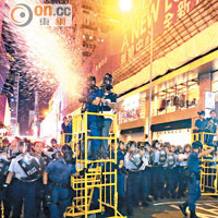 警方在砵蘭街施放催淚水劑驅散人群。