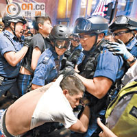 警員合力拉走示威者。