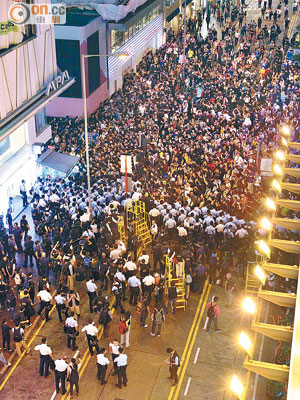 砵蘭街昨晚一度有近千人聚集，與警對峙。
