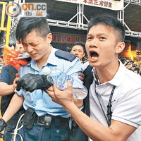 一名男警員受傷，需由其他人扶離現場。