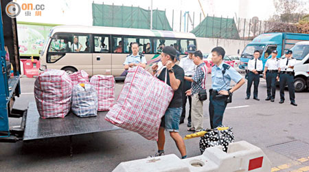 金鐘<br>有佔旺人士用貨車企圖將物資運往佔鐘區，被警員截查制止。