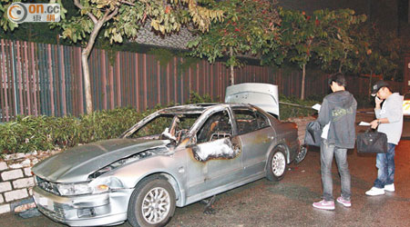 探員調查被燒毀的私家車。（吳建明攝）