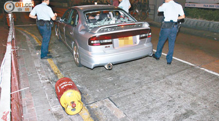 砸毀私家車的石油氣罐遺留現場。