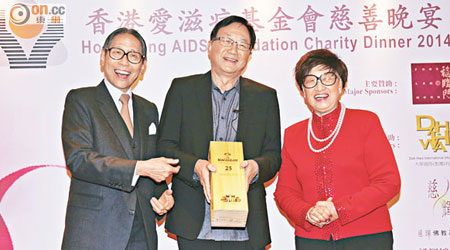 梁智鴻（左）與香港愛滋病基金會創會主席林貝聿嘉（右）齊力邀許冠文（中）做「棟篤笑」籌款。（溫國佳攝）