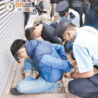 警員在法院附近拘捕兩名涉嫌向黃之鋒擲蛋的男子。