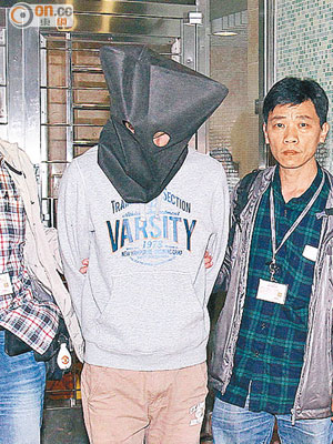 涉案青年被探員押返健明邨住所搜查。（賴南秋攝）