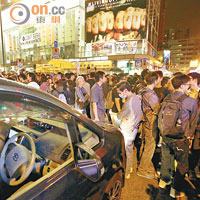 花園街<br>大批市民昨晚在花園街「過馬路」。