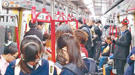地鐵車廂內人人做「低頭族」的畫面很常見。