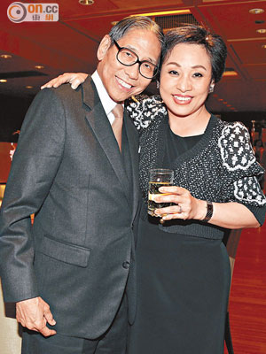 籌款晚宴：香港愛滋病基金會副主席（籌募）林李婉冰（右）破例以超豪美食籌款，大膽嘗試，獲愛滋病基金會主席梁智鴻讚賞。（溫國佳攝）