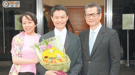 陳茂波（右）同太太許步明（左）對兒子陳天行（中）做執業律師好感動。（徐家浩攝）