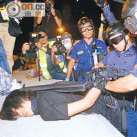 警方在凌晨前已在金鐘拘捕廿多人，在一時半的清場行動再拘多人。