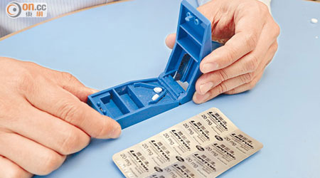 病人要掌握使用切藥盒的方法，才能準確將藥丸切成兩半。