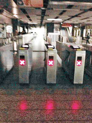 九龍灣站因電力故障，閘機轉為紅色交叉。（互聯網圖片）