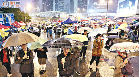 金鐘<br>晚上有微微細雨，市民紛紛舉傘擋雨。