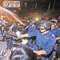 佔領示威者衝擊龍和道場面，已受到中外政府及媒體關注。（資料圖片）