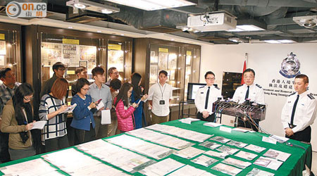 入境處展示起出的證物。（陳章存攝）