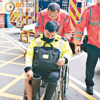 受傷警員右腳受傷送院治療。（左錦鴻攝）