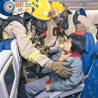消防員登機救援乘客。