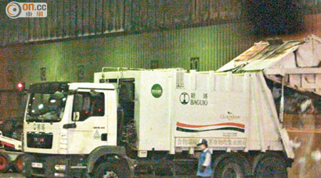 參加「沙田廢物轉運站試用計劃」的私營垃圾車不多。（袁志豪攝）