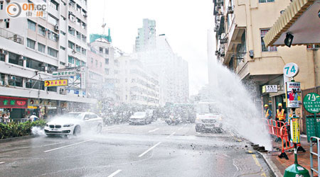 窩打老道爆水管，途經車輛均遭鹹水「洗車」。（曾志恆攝）