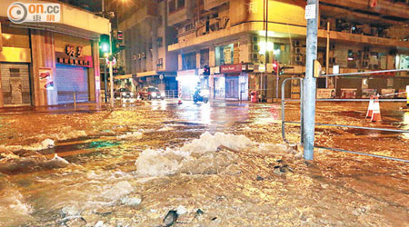 大量食水不斷湧出馬路。（張曉楠攝）