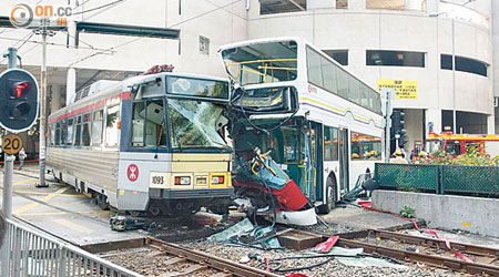 屯門湖翠路輕鐵與港鐵接駁巴士相撞後多天，附近路面仍滿布玻璃碎。（資料圖片）