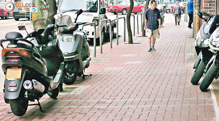 美華工業中心行人路兩旁均泊有電單車，被指影響行人安全。