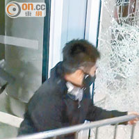 18/11：金鐘中信大廈出入口及附近道路清場，立法會被衝擊，兩塊玻璃碎裂