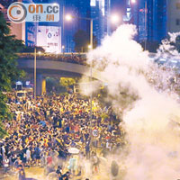 28/9：佔中三子宣布提早佔中，警方發射催淚彈，但未能驅散金鐘示威者，佔領行動擴散，銅鑼灣、旺角都被佔領
