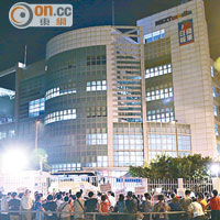 11/10：反對佔中的市民連日來包圍壹傳媒集團總部