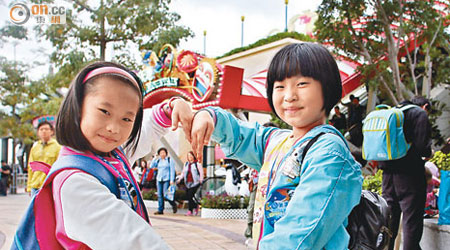 廖淳恩（左）和陳燕瑜（右）為同班同學，初次到海洋公園表現興奮，更擺出招牌姿勢合照。