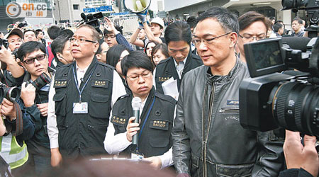 全日通代表律師謝偉俊（右）偕執達主任宣布開始清障行動。