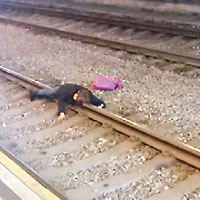 輕鐵<br>女子臥在輕鐵路軌上，輕鐵服務受阻。（互聯網圖片）