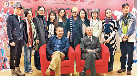 茹國烈（前左）指明年大年初三起將於高山劇場舉辦為期十天「西九戲曲中心粵劇新星展」。