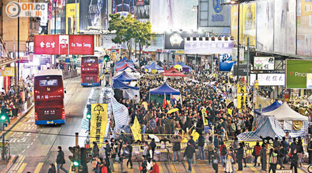 清場在即，銅鑼灣佔領區有逾五百人聚集。
