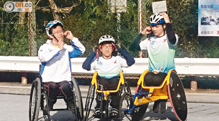馮曉蒽（中）和劉可添（左）冀以堅毅精神，鼓勵其他使用輪椅人士參賽。