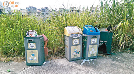 元朗東頭圍村有多個垃圾桶損毀，部分回收桶更失去桶蓋，以致垃圾外露。