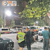 入夜後，警方仍繼續封鎖事發現場附近道路，多輛警車及救護車戒備。（黃美詩攝）