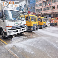 四輛洗街車一字排開，清洗被佔領近三個月的銅鑼灣怡和街。