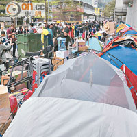 佔領人士轉移至添美道行人路，現場所見有近八十個帳篷、約三十人。