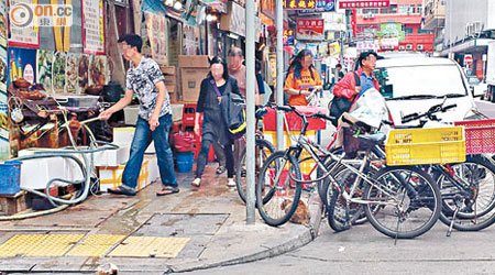 食肆貨物嚴重阻街，被指對行人造成不便。